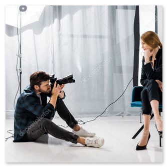 Lars bereitet Kameras und Objektive vor dem Einsatz vor