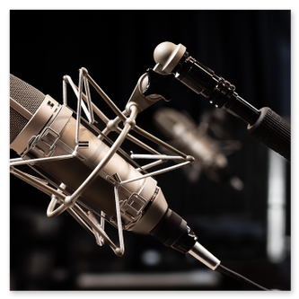 Leise Anleitung beim Paarshooting am Strand