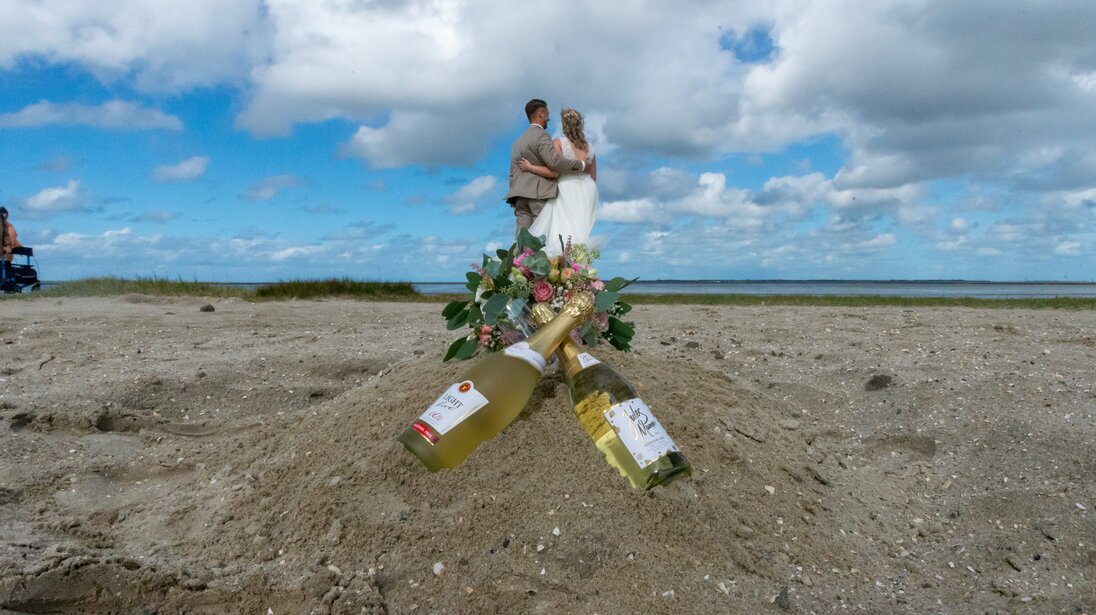 Trauung in einer Kirche mit Gästen