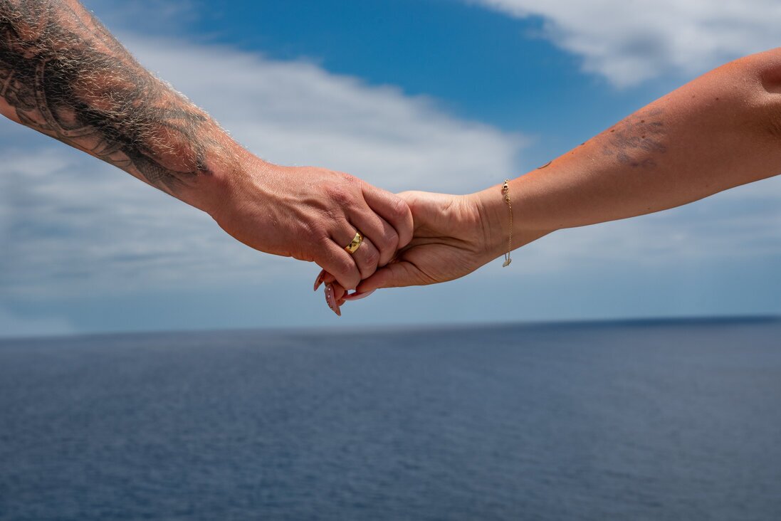 Natürlicher Moment zwischen Braut und Bräutigam