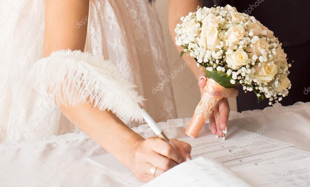 Natürliche Hochzeitsszene während der Trauung