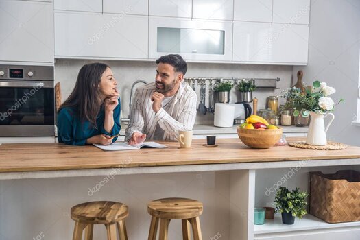 Braut und Bräutigam schauen gemeinsam auf einen Zeitplan für den Hochzeitstag