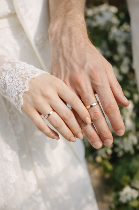 Detailaufnahme von Händen mit Ringen in sanftem Licht