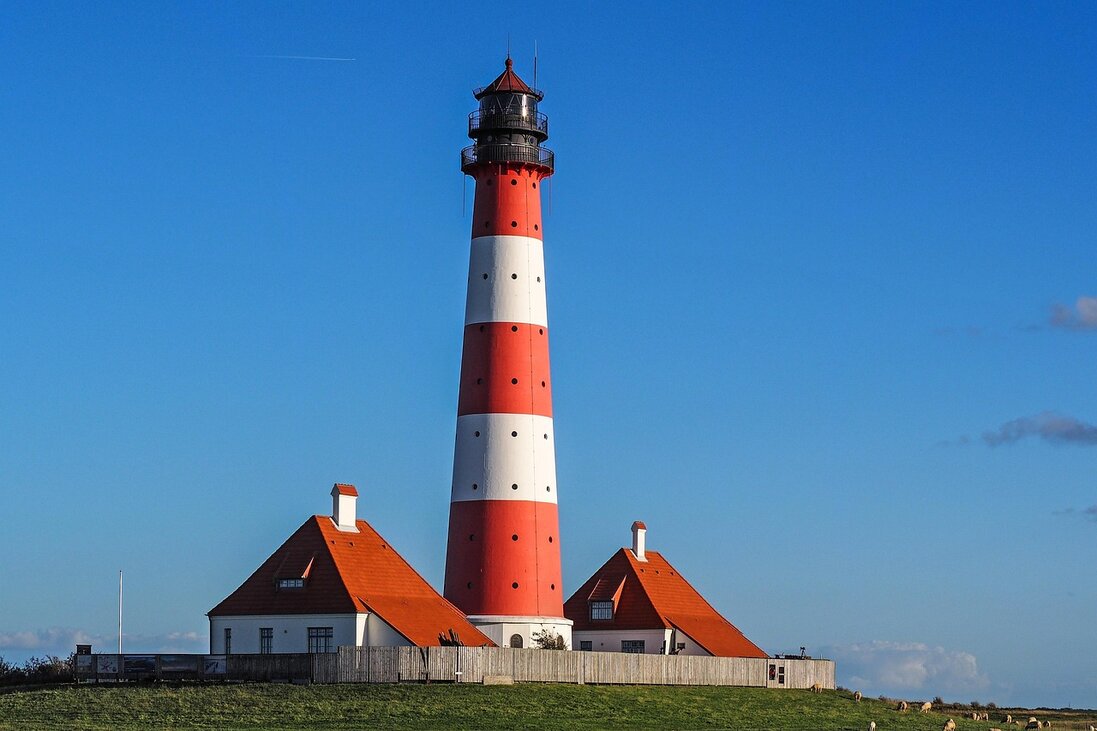 Elopement am Meer mit Leuchtturm im Hintergrund
